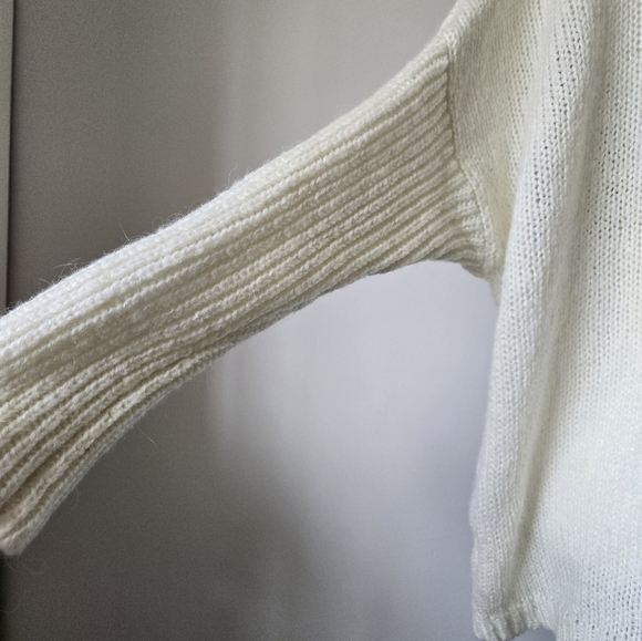 CEZELE "ROCK" Cream Wool Blend Knit Realxed Fit V Neck Sweater. Size Medium - Picture 8 of 14